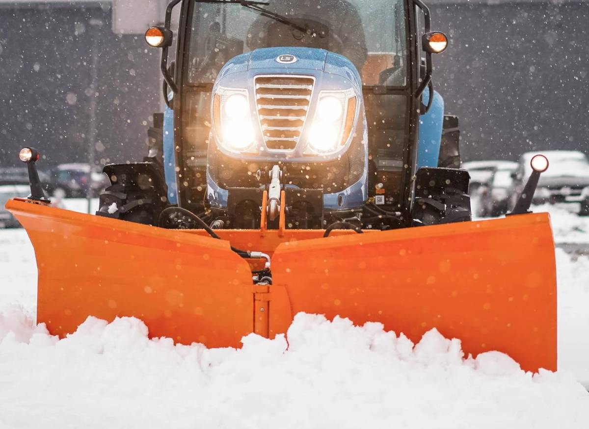Zimní údržbu cest mimo hlavních tahů silnic zajistí Bělotín - p. Hradil, Kunčice - ZOD Černotín, Lučice - p. Čech,  a Nejdek - p. Hradil. Vzhledem ke dočasné nepřítomnosti řidiče však nebude možné provádět údržbu obecním traktorem, což může ovlivnit některé úseky. Děkujeme za pochopení a trpělivost.