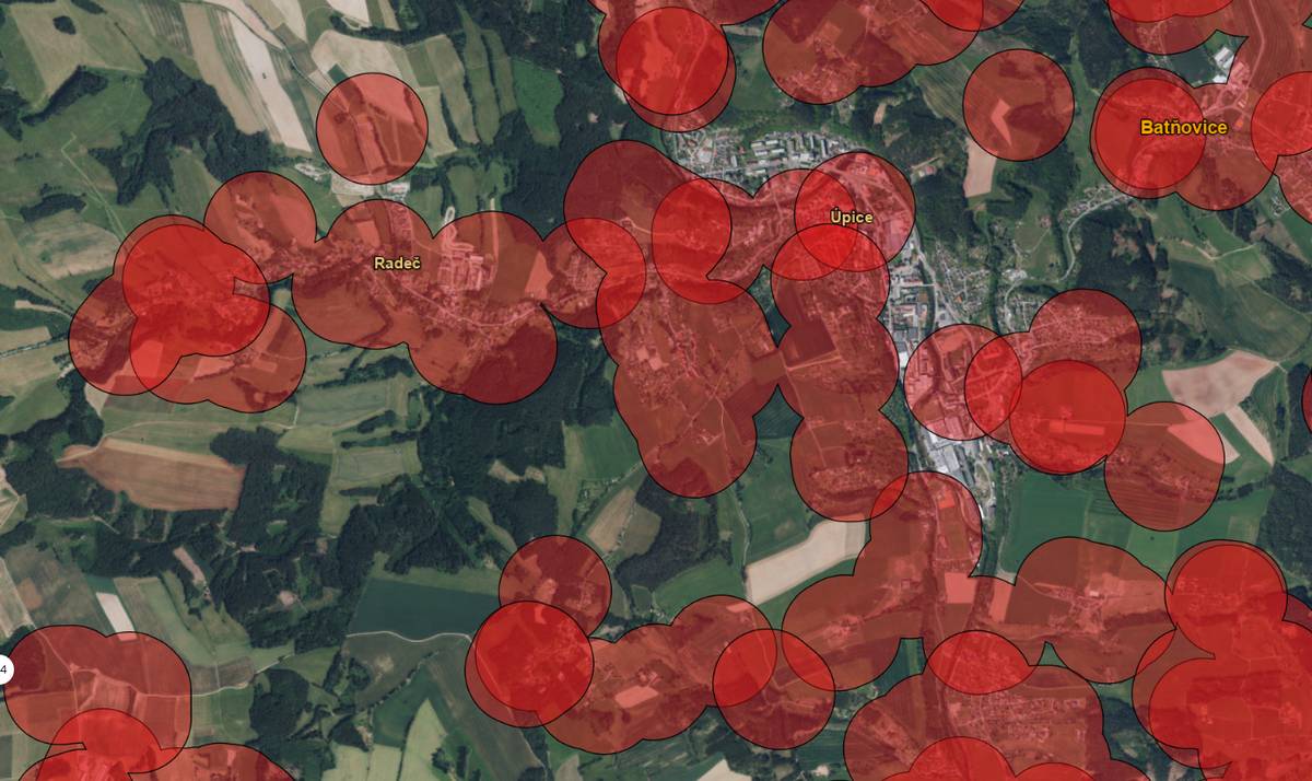 Oznámení občanům Od 1. 12. 2025 vstupuje v platnost zákaz používání pyrotechniky (kromě pyrotechniky kategorie F1 (prskavky, bouchací kuličky, malé fontánky nebo drobné světelné efekty určené do interiéru či blízkosti lidí). v určených oblastech. Tento zákaz vychází z § 35b zákona č. 344/2025 Sb., kterým se mění zákon č. 206/2015 Sb., o pyrotechnických výrobcích a zacházení s nimi. Cílem je zvýšit bezpečnost, omezit hluk a chránit zdraví lidí i zvířat, zejména v hustě obydlených nebo citlivých lokalitách. Prosíme občany o dodržování těchto pravidel. Tradiční oslavy mají pořád své místo, jen se posouvají k ohleduplnějším formám—což ocení sousedé, domácí mazlíčci i příroda okolo nás. Aktuální přehled zón a další informace najdete na oficiálním webu ministerstva zemědělství. Mapa zón ke stažení zde. Děkujeme, že respektujete platné předpisy a přispíváte ke klidnému a bezpečnému prostředí pro všechny.