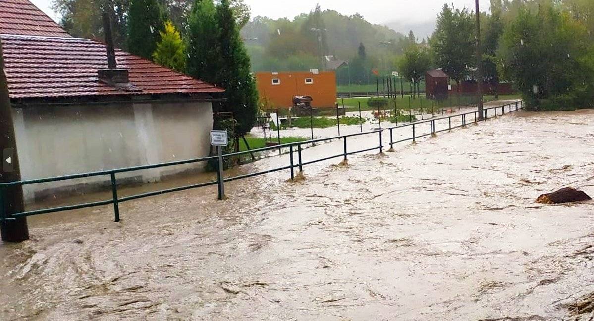 Vážení občané, rádi bychom Vás informovali o zahájení stavebních prací na obnově chodníkového tělesa vedoucího z centra obce ke sportovnímu areálu. Oprava je reakcí na škody 🌊, které na chodníku v délce 163 metrů napáchala povodeň v roce 2024. 🛠️ Co se děje: Práce zahrnují odstranění podkladních vrstev, zhotovení nové podkladní vrstvy, osazení obrubníků a pokládku nového povrchu z asfaltového betonu. Prosíme o trpělivost a zvýšenou opatrnost ⚠️ v blízkosti staveniště. Děkujeme za pochopení.