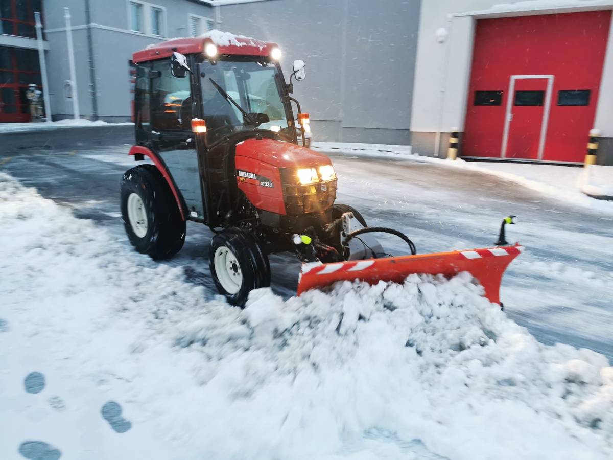 ❄️ První pořádná sněhová nadílka je tady!  Naši zaměstnanci vyrazili do ulic už za svítání a od ranních hodin odklízejí sníh po celém městě. Prosíme vás o opatrnost při cestě do práce, do školy i po městě. Děkujeme za trpělivost a přejeme bezpečný den! ❄️🚶♂️🚗 Foto: Josef Olša, odbor investic a správy města