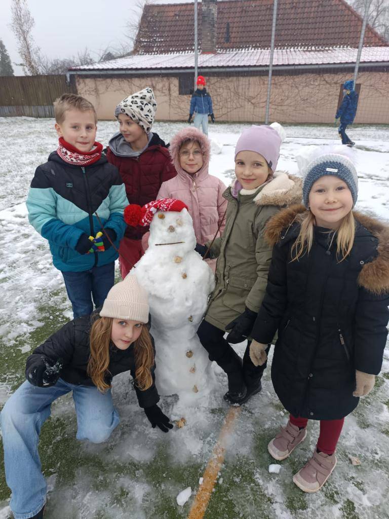 Školní družina se v úterý 25. listopadu 2025 vydala na školní hřiště, aby si užila první sníh. Během této radostné akce stihly děti postavit dokonce i sněhuláka.