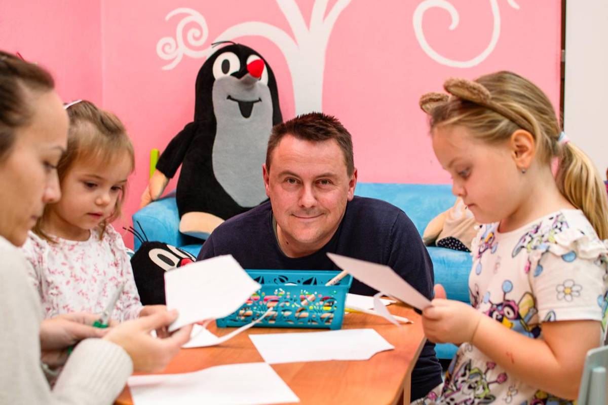 V úterý 18. listopadu 2025 proběhla v mateřské škole oblíbená akce „Mámo, táto, pojď si hrát“, která měla za cíl přiblížit rodičům dění ve třídách a nabídnout společně strávené, příjemné a hravé odpoledne.