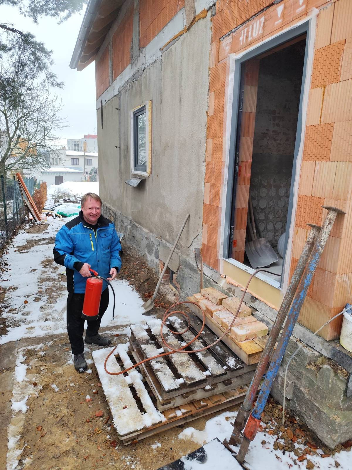 Velké poděkování patří starostovi místních hasičů p. Pavlu Vokůrkovi st., který duchapřítomně a okamžitě zareagoval na požár sousedního domu, přeběhl přes zahradu a vlastním hasicím přístrojem uhasil požár, čímž zabránil možnému výbuchu plynové bomby. K požáru došlo v ulici J. A. Komenského cca v 10 hodin. V blízkosti se nacházející škole probíhala výuka, proto bylo několik tříd preventivně evakuováno. Požár je již uhašen a žádné nebezpečí nehrozí. Školní výuka již probíhá v běžném režimu.