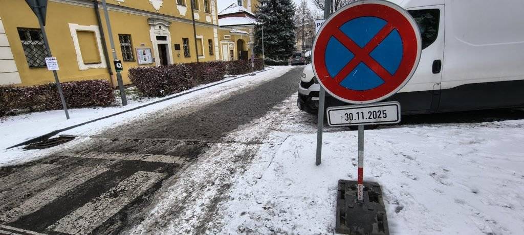 V souvislosti s rozsvěcením vánočního stromu nebude po celou neděli možné parkovat na parkovišti na Vinořském náměstí. Po celou neděli bude uzavřena ulice Velínská. Děkujeme všem řidičům za pochopení a respektování dopravních opatření.