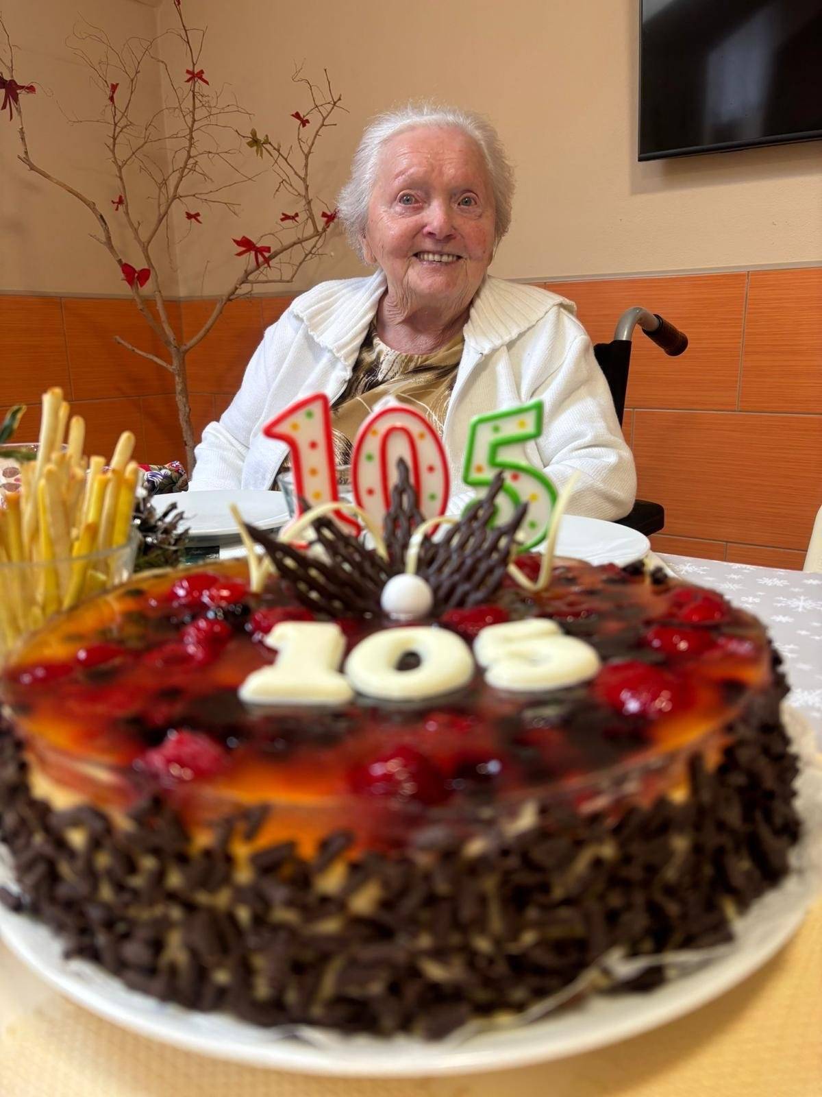 Velmi vysoké půlkulatiny dnes oslavila paní Marie Kortusová, která žije v Domě klidného stáří v Pravětíně u Vimperka, provozovaném Charitou Prachatice-Vimperk. Ke 105. narozeninám jí dnes popřáli nejen příbuzní a pracovníci domova, ale i ředitelka charity Dana Marková, starostka Vimperka Jaroslava Martanová a místostarosta Zdeněk Kuncl.