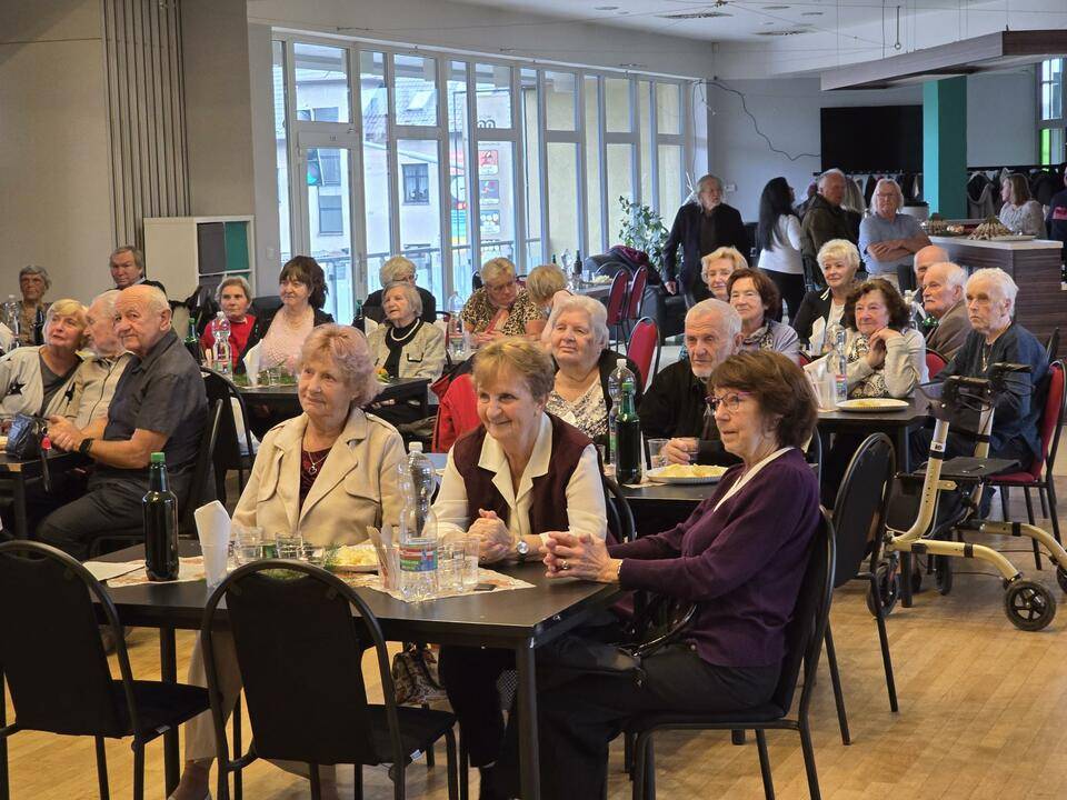 V sobotu 15. listopadu se v Polyfunkčním domě Level uskutečnilo tradiční společenské odpoledne pro seniory, které připravil Odbor sociálních věcí ve spolupráci s Odborem občansko správním za finanční podpory MČ Praha 21. Úvodní slovo patřilo panu starostovi Michalu Hazdrovi a panu radnímu Milanu Samcovi, kteří přivítali všechny přítomné. Program obohatilo taneční vystoupení mladého páru z Tanečního klubu Sparta Praha – Martina Grusse a Karolíny Kollárové. Jejich ukázky latinskoamerických tanců vynikaly energií a profesionalitou a sklidily velký obdiv. Po vystoupení se parket otevřel pro naše seniory, kteří si za doprovodu kapely HRAJ band užili tanec i příjemné chvíle s přáteli. Odpoledne se neslo ve znamení dobré nálady, hudby a přátelských rozhovorů. Nechyběl čas na společné vzpomínky a „kus řeči“. Akce skončila kolem 18. hodiny, kdy se všichni rozcházeli domů s úsměvem. Jsme rádi, že je o tuto akci stále velký zájem. Přípravy byly náročné, ale rozhodně stály za to. Velké poděkování patří panu starostovi a panu radnímu za osobní účast a aktivní zapojení, stejně jako všem, kteří věnovali svůj čas a energii, aby se tato krásná akce mohla uskutečnit.