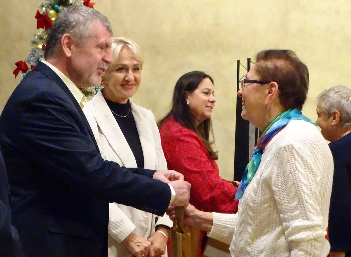 Letošní, dvacátý ročník kampaně Místa přátelská seniorům je u konce. Její slavnostní zakončení se konalo předposlední listopadovou neděli v sále litoměřického hradu.  Za hudebního doprovodu Rosti Pechouška si přítomní senioři zároveň užili i taneční odpoledne. Ti, kteří se po celou kampaň nejaktivněji zapojovali do nabízených akcí, si zároveň na památku odnesli drobné dárky. Celkově se kampaně zúčastnilo přibližně 120 seniorů starších šedesát let.  Aktivit, které Odbor sociálních věcí a zdravotnictví Městského úřadu v Litoměřice spolu se svými partnery v rámci kampaně připravil, byla i v letošním roce celá řada. Kromě několika tematických přednášek, se velkému zájmu těšil například výlet do sklárny Pačinek Glass v Kunraticích u Cvikova, vyjížďka historickým motorovým vlakem či Den seniorů na letním koupališti. Další ročník odstartuje příští rok v dubnu. A jak už bývá zvykem, nabídne opět pestrou paletu nejrůznějších aktivit od sportu přes kulturu až po vzdělávání. Text: Michaela Rozsypalová Foto: Radim Tuček {gallery}02025/mista_pr_seniorum_konec{/gallery}