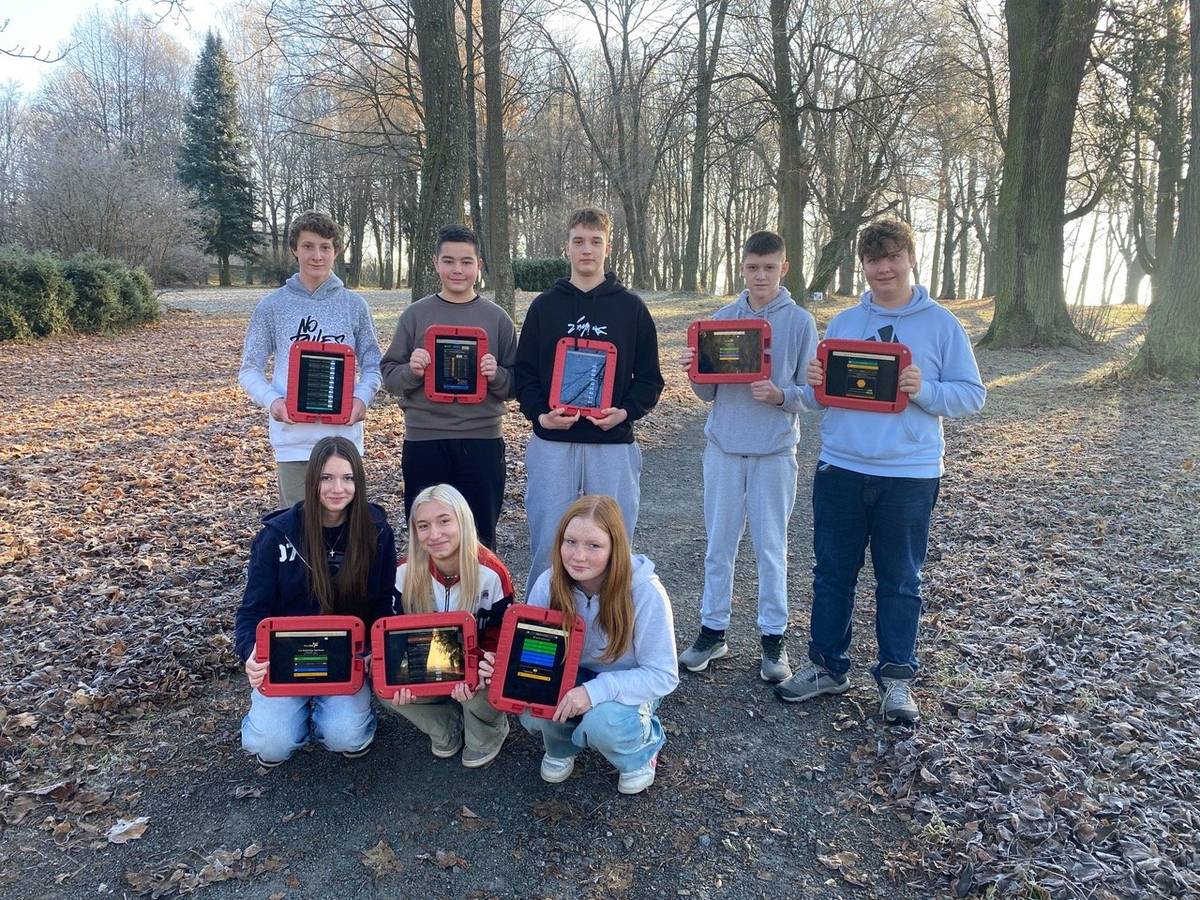 Žáci osmé třídy z Dolní Rožínky zvítězili v krajském kole mezinárodní soutěže Jazykový WocaBee šampionát. Soutěž probíhá pod záštitou Ministerstva školství, mládeže a tělovýchovy ČR v online aplikaci na učení cizích jazyků WocaBee. Do sedmého ročníku šampionátu se zapojilo 120 000 žáků a soutěží v něm třídy ze základních a středních škol v celé České republice. Naši osmáci aktuálně soutěží v celostátním kole Jazykového WocaBee šampionátu. Školy v něm mohou získat celkem 250 000 Kč na modernizaci a další atraktivní ceny.