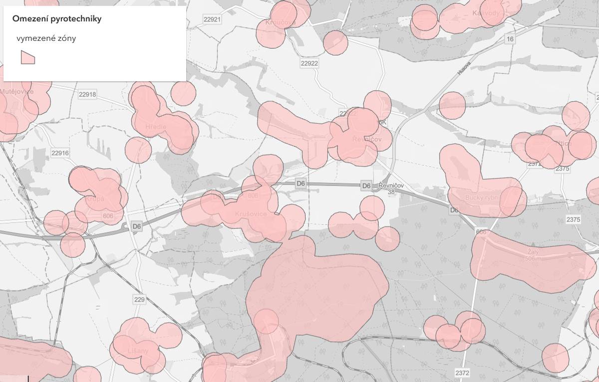 Upozornění: S účinností novely zákona o pyrotechnice platí od 1.12. zákaz pyrotechniky s výjimkou nejmenší kategorie F1 (prskavky apod.), a to ve vymezených zónách.