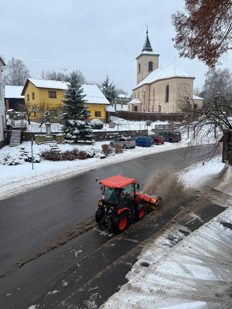 Letošní přírůstek, náš nový malotraktor Prďolka, se právě osvědčuje v nové roli a jde mu to skvěle. Nemalý podíl má samozřejmě i řidič 😀.