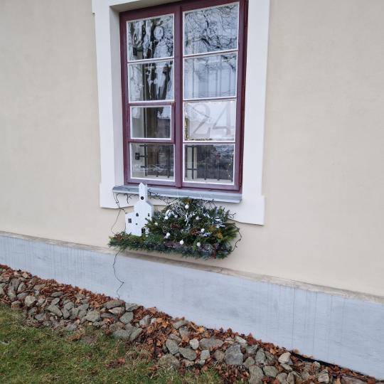 Od 1. prosince se nám opět po roce postupně rozsvítí 24 vánočně vyzdobených oken s jednotlivými číslicemi. Udělejte si i vy každý den hezkou procházku!