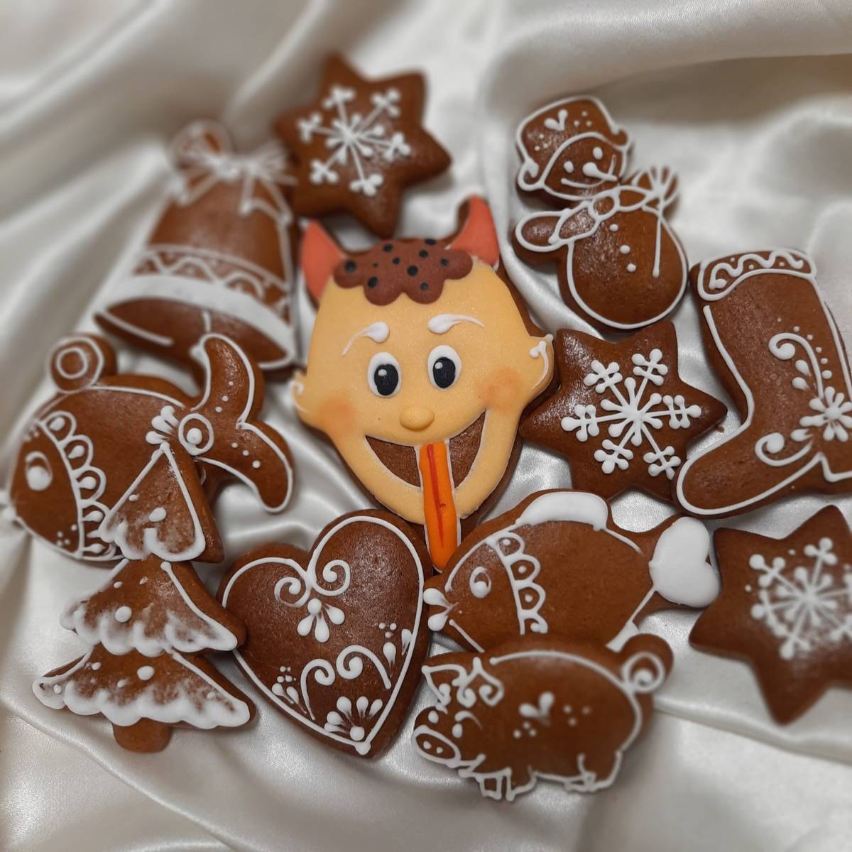 Vídeňské maminky, babičky a děvčata prosíme o pomoc při zdobení mikulášských perníků. Zdobení proběhne v úterý 2.12.2025 od 15:00 v mateřské škole.