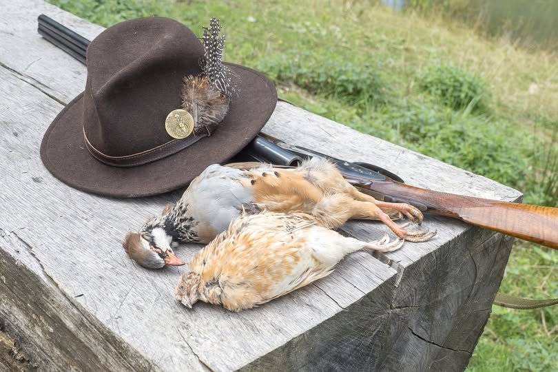 Od 1. ledna 2026 začne platit nový zákon o zbraních a střelivu, který přináší přechod na elektronická zbrojní oprávnění. 🔹 Koho se změny týkají v Kraji Vysočina:   17 289 držitelů zbrojních průkazů   102 licencí, 71 střelnic, 1 278 zbraní kategorie C-I (nově ohlášení C-I)   ⚠️ Nejdůležitější termín: 👉 91 držitelů, kterým končí platnost průkazu do 31. 12. 2025, musí mít nový průkaz vydán a zapsán do Centrálního registru zbraní nejpozději do 23. 12. 2025. Pokud se zápis nestihne, automaticky nezískají nové zbrojní oprávnění. ✅ Co se nemění pro stávající držitele:   Není třeba nic znovu dokládat ani žádat   Plasty (kartičky) skončí automaticky k 31. 12. 2025   Průkazy budou automaticky převedeny na:   A, B, C → Obecné zbrojní oprávnění   D, E → Rozšířené zbrojní oprávnění (zahrnuje i všechna práva obecného)     📱 Jak nově prokážete oprávnění?   elektronicky (ověření v registru policií)   občanským průkazem + ověřeným zbrojním listem z Portálu občana   Evropským zbrojním pasem (zůstává fyzický, s menší úpravou formátu)   🩺 Zdravotní způsobilost nově každých 5 let (dříve 10 let) Bez platného lékařského posudku může policie zbraně zajistit a oprávnění pozastavit. 🏢 Agenda bez ohledu na trvalý pobyt Podání a žádosti bude možné řešit na jakémkoliv pracovišti PČR pro zbraně a bezpečnostní materiál v kraji. 🎯 Žádáte o nové oprávnění v roce 2026?   Nejprve žádost + lékařský posudek   Pak prověření policií   Až poté zkouška (s novými otázkami dle nového zákona)   👤 Novinka: Vedlejší držitel zbraně – možnost zapsat další osobu do registru (např. pro střelnici), pokud má platné oprávnění. 📬 Klíčová komunikace přes Portál občana Zkontrolujte si prosím v nastavení portálu vyplněné kontakty (☎️ e-mail, telefon), budete tam dostávat upozornění na končící způsobilost či zbrojní pas. 📍 Sledujte své termíny, změny vám mají zjednodušit život – ale konec roku 2025 je v registru klíčový pro plynulý přechod na nová oprávnění. ✅ Sdílejte dál, aby se informace dostala ke všem, kterých se týká.