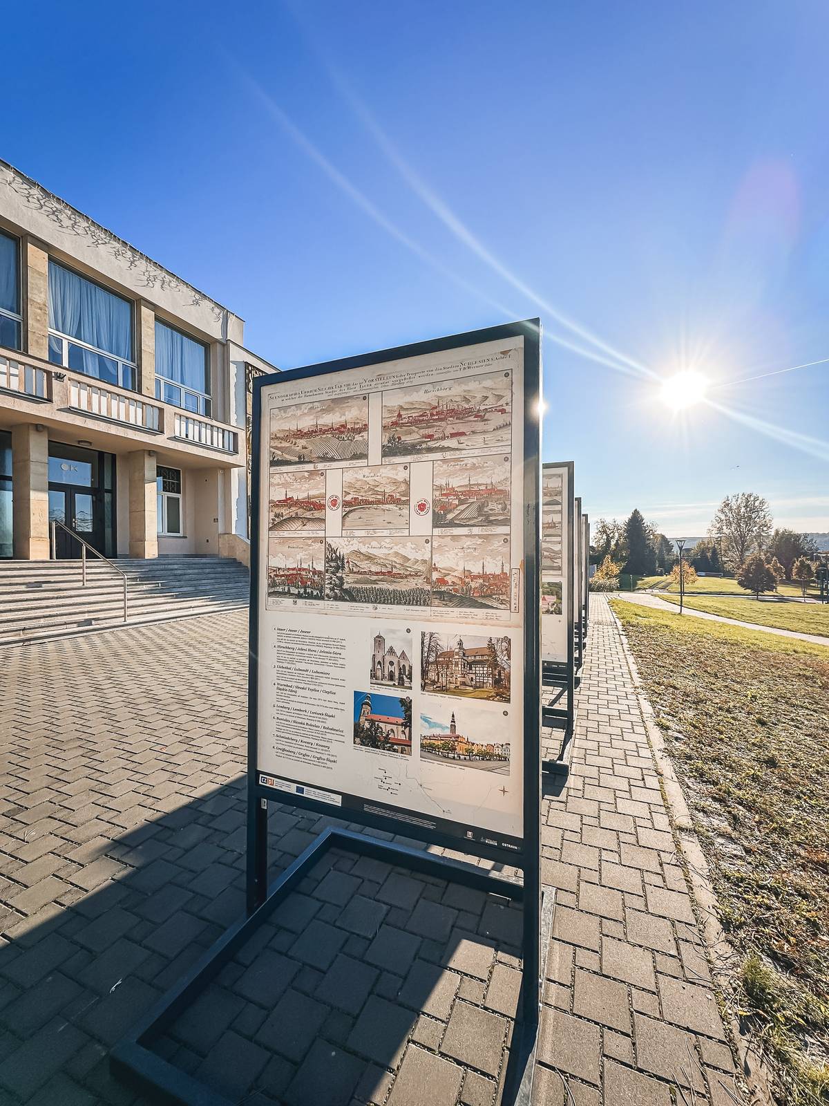 Od poloviny října do 7. 12. je před Kulturním domem Hlučín instalovaná putovní výstava Slezská města včera i dneska. Česko–polský stejnojmenný projekt představuje dílo známého slezského kreslíře, grafika, rytce i kartografa Friedricha Bernarda Wernera (1690–1776) Scenographia Urbium Silesiae. Z jedenácti grafických tabulí bylo vybráno 19 měst na území Horního Slezska. Záměrem projektu je srovnání měst na Wernerových rytinách s jejich současnou podobou. Výsledkem jsou dvě výstavy. Venkovní ukazuje všech 11 skvostných tabulí díla Scenographia Urbium Silesiae, vnitřní část už samotná vybraná města a dochované historické památky, které mohl Werner ve svém díle zobrazit. Nenechte si ujít jedinečnou šanci porovnat historické rytiny s dnešní podobou města přímo pod širým nebem, nebo i v samotných prostorách kulturního domu.   #hlucin #mestohlucin #putovnivystava #slezskamesta