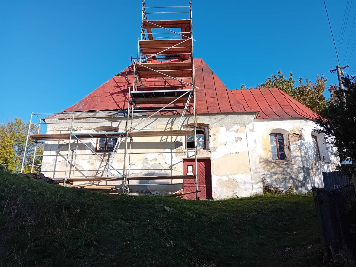 Vážení občané, rádi bychom vás informovali o mimořádné události v rámci rekonstrukce kaple sv. Jana a Pavla. V pátek 28. listopadu 2025 přibližně od 10:30 hodin proběhne usazení zrekonstruované věže zpět na střechu kaple. Jedná se o náročnou, ale fascinující operaci, která se neopakuje každý den. Srdečně vás zveme, abyste se přišli podívat na tento nevšední zážitek a byli svědky návratu věže na své historické místo! Z důvodu bezpečnosti a plynulého průběhu prací, které budou probíhat za pomoci jeřábu, vás laskavě žádáme o zvýšenou opatrnost v bezprostřední blízkosti kaple a o striktní dodržování pokynů pracovníků stavby a dohlížejících osob. Děkujeme za pochopení a těšíme se na vaši účast.