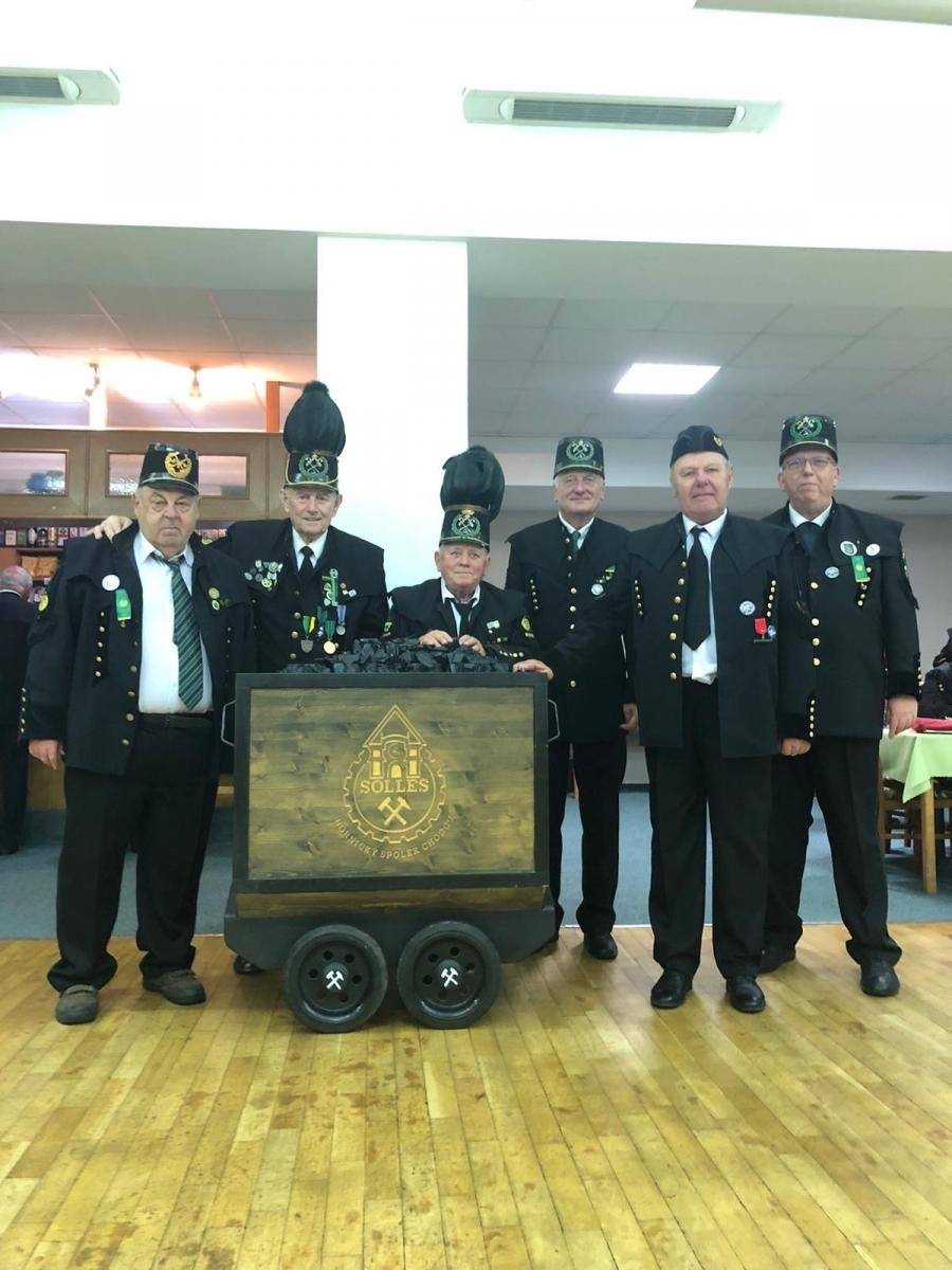 CHODOV (27. 11. 2025) - Ing. Petr Zuleger patřil k lidem, kteří zanechali v Chodově výraznou stopu. Byl jedním ze zakladatelů hornického spolku Solles a dlouhodobě se podílel na tom, aby tradice místního hornictví nezmizely z veřejného života. Významně přispěl také k navazování a rozvíjení vztahů s partnerskými městy v Německu, zejména s Oelsnitz. Jeho práce stála za mnoha společnými projekty a setkáními, která pomohla přiblížit obě města a jejich obyvatele k sobě. Město Chodov tímto vzdává čest jeho památce. Petr Zuleger zemřel v pátek 21. listopadu 2025 ve věku 78 let, poslední rozloučení se konalo dnes ve smuteční síni na chodovském hřbitově. Na společném snímku je Petr Zuleger zcela vlevo.