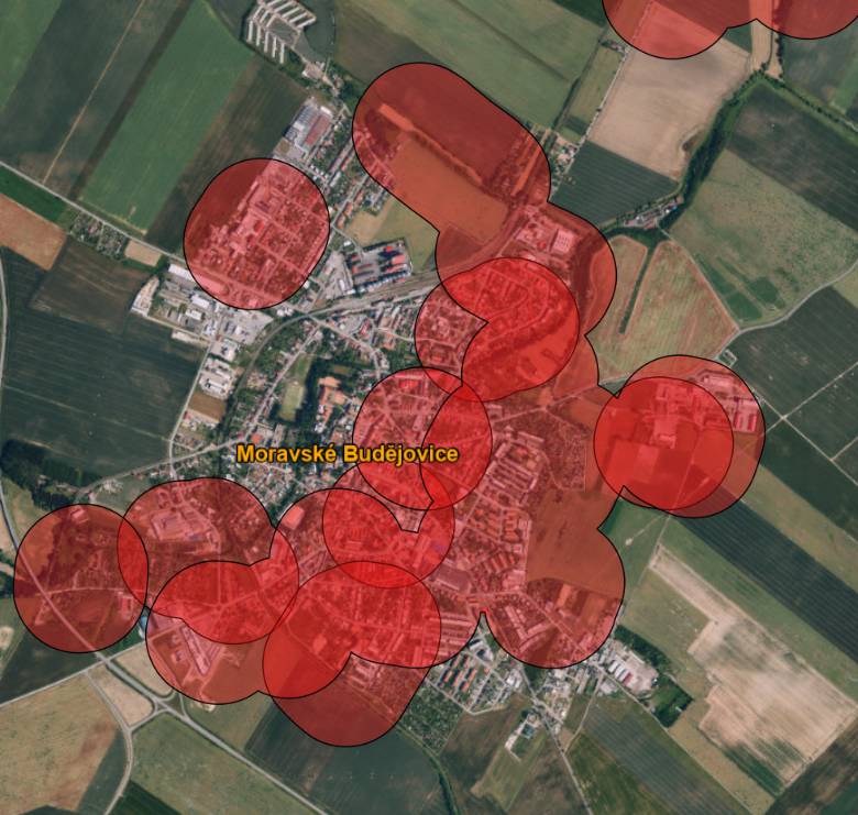 Dne 1. prosince 2025 nabývá účinnosti zákon č. 344/2025 Sb. o pyrotechnických výrobcích a zacházení s nimi. Tato novela přináší celostátní omezení v používání vybraných druhů zábavní pyrotechniky.     Co se mění Nově je zaveden zákaz používání pyrotechniky kategorie F2 a F3 (např. petardy, rakety, ohňostrojové baterie) v ochranných pásmech o velikosti 250 metrů od tzv. chráněných objektů a míst, mezi které patří zejména:   nemocnice a léčebny s lůžkovou péčí, domovy pro seniory a obdobná zařízení, útulky pro zvířata a další zařízení pro péči o zvířata, zoologické zahrady, velkochovy hospodářských zvířat a další objekty a místa stanovené Ministerstvem zemědělství.  Pouze pyrotechnika kategorie F1 (např. prskavky, drobné světelné efekty) zůstává nadále povolena.   Jak je to v Moravských Budějovicích?    Ministerstvo zemědělství zveřejnilo celostátní mapu, která tato ochranná pásma zobrazuje. Mapu je možné otevřít zde:   https://agrigis.gov.cz/ www.ohnostroje.pozemkov.cz  Podle této mapy spadá velká část území Moravských Budějovic do vyznačených ochranných pásem. To znamená, že od 1.  12. 2025 nebude možné na některých územích města používat pyrotechniku kategorie F2 a F3. Povolena zůstává pouze pyrotechnika kategorie F1.    Město Moravské Budějovice toto omezení plně respektuje a 1. ledna ohňostroj nebude.    Děkujeme všem občanům za ohleduplnost vůči sousedům, zvířatům i okolní přírodě.