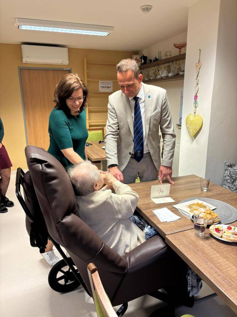 V domovech pro seniory jsme měli tu čest oslavit dvě velmi mimořádná životní jubilea našich klientek. Paní Miloslava Robová, klientka Domova pro seniory Oblouková oslavila své 100. narozeniny a paní Jarmila Kuklová, klientka Domova pro seniory Na Valech dokonce 102 let.