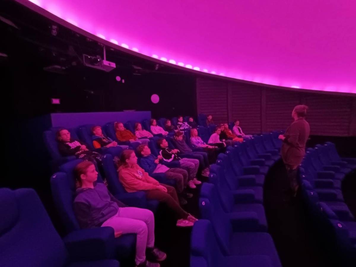 19.11. se žáci 5. třídy vydaly do Hvězdárny a planetária v Jindřichově Hradci na program Neuvěřitelný vesmír.