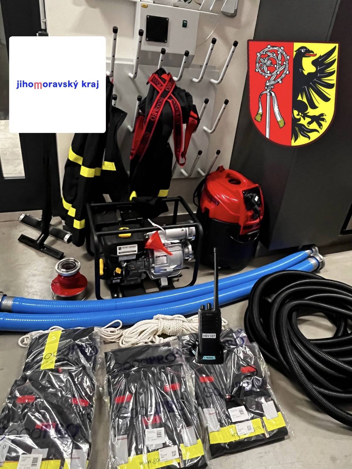 Celkové náklady na věcné prostředky požární ochrany byly 140 024,75 Kč včetně DPH. Jihomoravský kraj hradil 95 000 Kč a částka 45 024,75 Kč byla hrazena z Městysem Velké Němčice. Předmětem žádosti bylo pořízení     Kalové čerpadlo motorové   1ks     Vysavač průmyslový mokro-sucho   1ks     Ruční radiostanice   1ks     Vysoušeč obuvi na 4 páry bot (min. 8 sušících háků)   1ks     Ochranný oděv pro hasiče (zásahový oděv I)   4ks