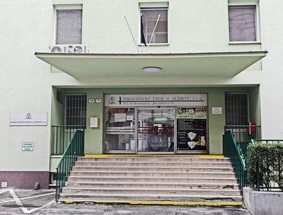 Oznamujeme vám, že Magda Horváth, vedúca knižnice, organizuje zbierku pre pacientov onkologickej nemocnice na Heydukovej ulici v Bratislave. Zbierame granulovanú kávu (neskávu), porciovaný čaj, jednotlivo balený cukor a sušené mlieko.