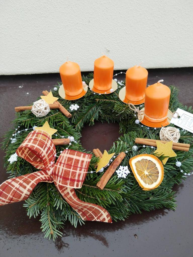 Součástí slavnostního rozsvěcení vánočního stromu bude prodej vánočních dekorací dětí z MŠ Bílá, který nahrazuje tradiční jarmark, jaký jste znali z předchozích let. Zveme Vás tedy k nákupu na této akci.