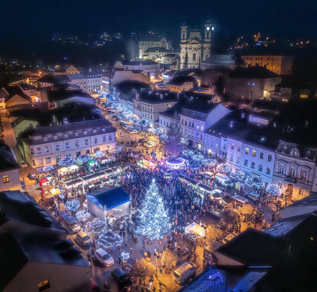 Adventní čas ve Šternberku zahájí rozsvícení vánočního stromu v neděli 30. listopadu na Hlavním náměstí. O slavnostní náladu se postarají hudební vystoupení a děti ze šternberských škol, které si připraví sváteční program plný koled a vánočních písní.