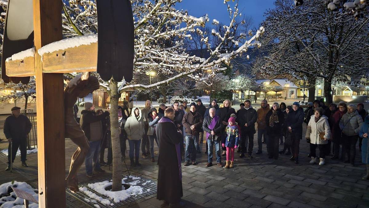 Trenčianske Teplice si tento rok pripomenuli 350. výročie postavenia prvého rímskokatolíckeho kostola na svojom území. Veriaci sa zhromaždili pred krížom, ktorý symbolizuje miesto, kde kedysi kostol stál. Historické pramene hovoria, že vznik tohto kostolíka sa spája s významnou osobnosťou 17. storočia – Jurajom Ilešházym, stoličným hodnostárom, hlavným kráľovským stotníkom a županom Trenčianskeho i Liptovského regiónu. Ilešházy, pôvodne evanjelik, v 40. rokoch 17. storočia konvertoval na katolícku vieru a na svojich panstvách začal aktívnu rekatolizáciu. Bol to práve on, kto pozval jezuitov do Trenčína, pomohol im vybudovať kostol a gymnázium, poskytol im rozsiahlu zbierku kníh, ktorá sa stala základom ich knižnice, nechal dostavať renesančný kaštieľ v Dubnici nad Váhom, a napokon inicioval výstavbu prvého kostola v Trenčianskych Tepliciach, postaveného v roku 1675. Podľa záznamov bol tento prvý kostolík pravdepodobne drevený a veriacim slúžil viac ako 200 rokov. Ako počet veriacich rástol, starý kostolík už kapacitne nestačil. Preto bol postavený dnešný farský kostol sv. Štefana Uhorského kráľa. Vtedajší správca kúpeľov, doktor Ján Heinrich, sa však vyslovil, že oba kostoly zachovať netreba. Hoci ho miestni sedliaci prosili, aby starý kostol nezbúral, svoje rozhodnutie nezmenil. Kostolík bol odstránený – a podľa miestnych príbehov Heinrich o rok neskôr zomrel. „Naši predkovia ho tu postavili, schádzali sa tu, aby sa mohli modliť. Dnes jeho miesto pripomína kríž,“ uviedol rímskokatolícky farár Marcel Cíbik. „Stretávame sa pri výnimočnej príležitosti. Spoločne farnosť i samospráva si pripomíname 350. výročie postavenia prvého rímskokatolíckeho kostola v Trenčianskych Tepliciach. Je to okamih, ktorý nás pozýva nielen k oslave, ale aj k zamysleniu nad tým, aké hlboké korene má duchovný život v našom meste. 350 rokov je príležitosťou uvedomiť si, že história našej farnosti je aj históriou nášho mesta. Nech nás tento rok povzbudí k úcte k minulosti, k zodpovednosti za prítomnosť a k nádeji do budúcnosti,“ zdôraznila pri tejto príležitosti význam jubilea primátorka mesta Zuzana Frajková Ďurmeková. Slávnostné podujatie uzavrel koncert chrámového speváckeho zboru Sancta Maria, ktorý naplnil kostol duchovnou hudbou a slávnostnou atmosférou. Oslavné piesne zneli celým chrámom a vystúpenie si vyslúžilo dlhý a vrúcny potlesk. Týmto kultúrnym gestom si mesto uctilo významné jubileum.