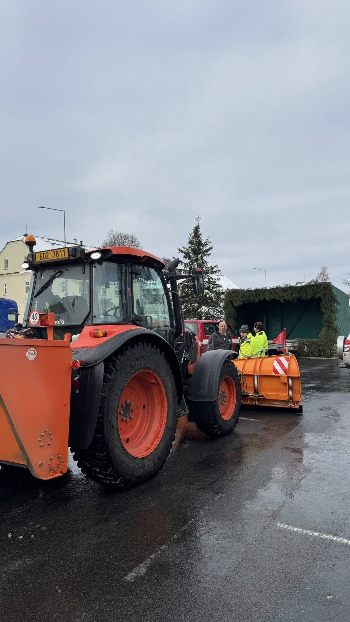 Milí přátelé, už zítra se společně setkáme pod kostelem v Červené Vodě na našem oblíbeném předvánočním jarmarku – a přípravy jsou opravdu v plném proudu! 💪😊 Naši šikovní zaměstnanci technických služeb teď pracují na přípravě celého zázemí: staví pódium, na kterém se odehraje hlavní program, a také prodejní stánky, ze kterých na vás dýchne vůně domácích dobrot, punče a krásných rukodělných výrobků.  Podél schodů pod kostelem stojí krásně nazdobené vánoční stromečky 🎄🎄🎄 – jako každý rok je s láskou ozdobily naše místní spolky. Každý stromek je jiný, každý má svůj příběh a svůj styl. Zastavte se u nich, potěší oči i duši.  Takové akce nejsou jen o samotném dni – ale i o tom všem před a po: o práci, úsilí a nadšení lidí, kteří se na tom podílejí. A právě díky nim může mít naše obec tak krásné společné chvíle. 💛 Už teď se na vás moc těšíme – na setkání, na úsměvy, na tu pravou předvánoční atmosféru, kterou si společně vytváříme. Přijďte si ji užít!  Těšíme se na vás!