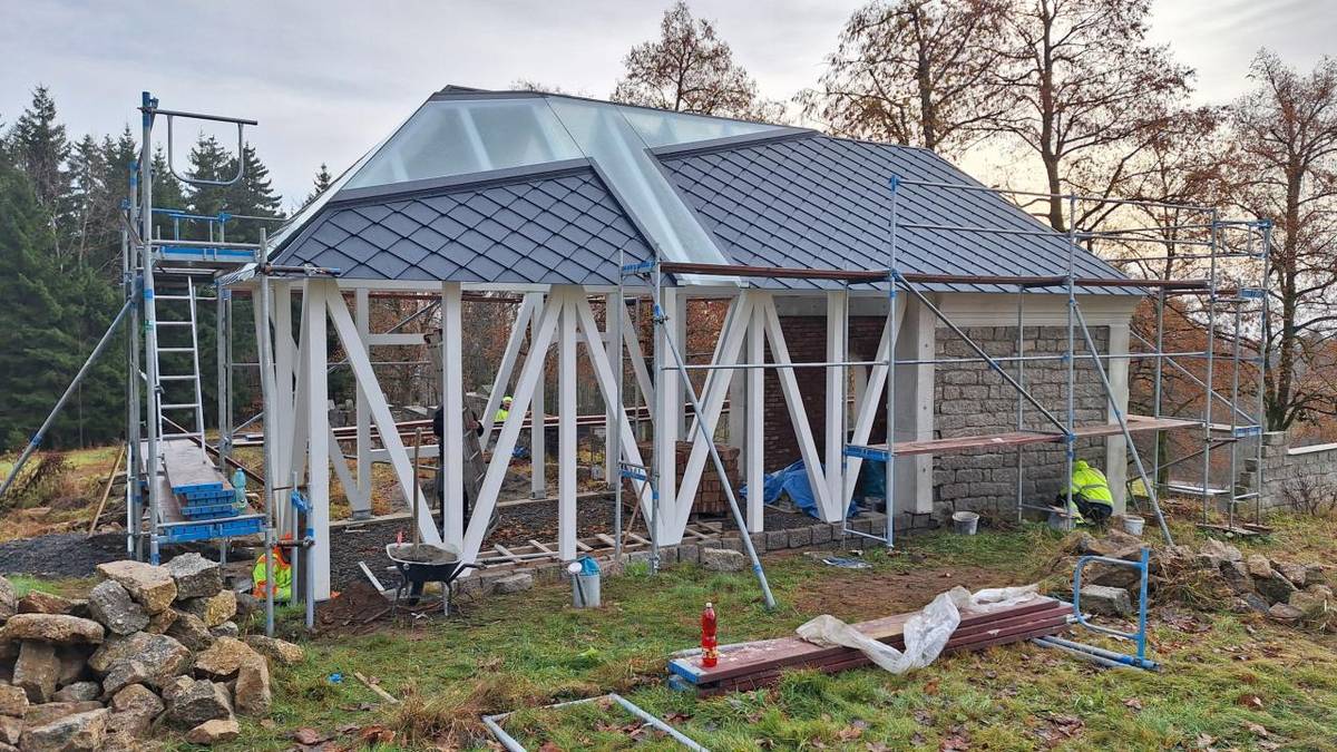 Na hřbitově v Horním Maxově vzniká unikátní projekt Kaple smíření. Jaká byla jeho historie a o průběhu obnovy hřbitova se dozvíte v článku.