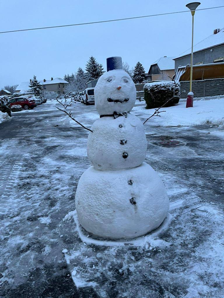 Ráno nás před školou pozdravil sněhulák, který všechny optimisticky naladil na další zasněžený den. Jen nám je záhadou, jak se u nás objevil. Asi dobrá karma...