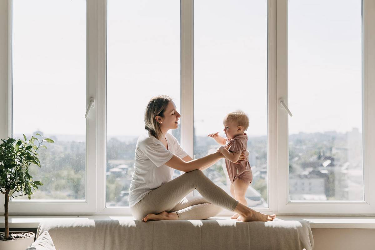 Máte zájem o protihluková okna financovaná Letištěm Praha? Zapojte se do průzkumu! Letiště Praha zvažuje možnost znovuotevření programu pro financování protihlukových oken a dveří pro lokality nejvíce zatížené provozem letiště. V současné době zjišťuje zájem vlastníků nemovitostí prostřednictvím online dotazníkového šetření. Na základě jeho výsledků bude rozhodnuto, zda a v jaké podobě bude program vyhlášen. Předběžný koncept programu počítá s nastavením podobným programu Ventilace a s proplácením až 100 % nákladů. S případným zahájením programu se počítá nejdříve v roce 2027.