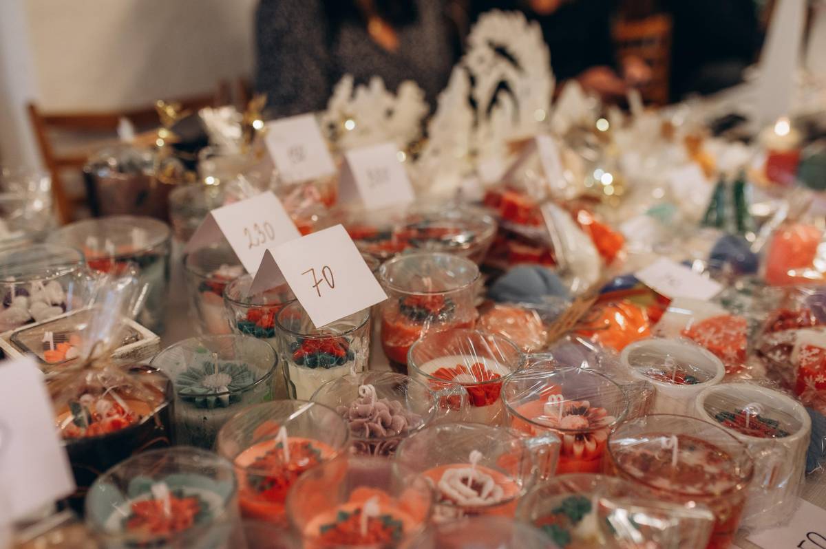 Máte rádi ruční práce, chcete se pochlubit svými výrobky? Pletete třeba ponožky, šijete, drátkujete, tisknete na látku, vyšíváte, vyrábíte keramiku, krmítka, vánoční věnce? Baví vás vyrábět náramky z korálků nebo odlévat svíčky? Malujete, pečete dobroty, děláte originální přáníčka z papíru, vyráníte z přírodnin, malujete na hedvábí? Tak přesně pro vás jsou tu oldřichovské vánoční trhy! Připomínám, kdo má zájem prodávat své výrobky na vánočních trzích (které jsou součástí Mikulášské 29.11. 14:00-16:45 na sále Besedy), hlaste se paní Zuzce Uhrinové mikiova.zu@gmail.com. Stánek je zdarma! Počet míst je omezen, proto je potřeba se dopředu nahlásit.  Za organizátory Zuzka a Jířa