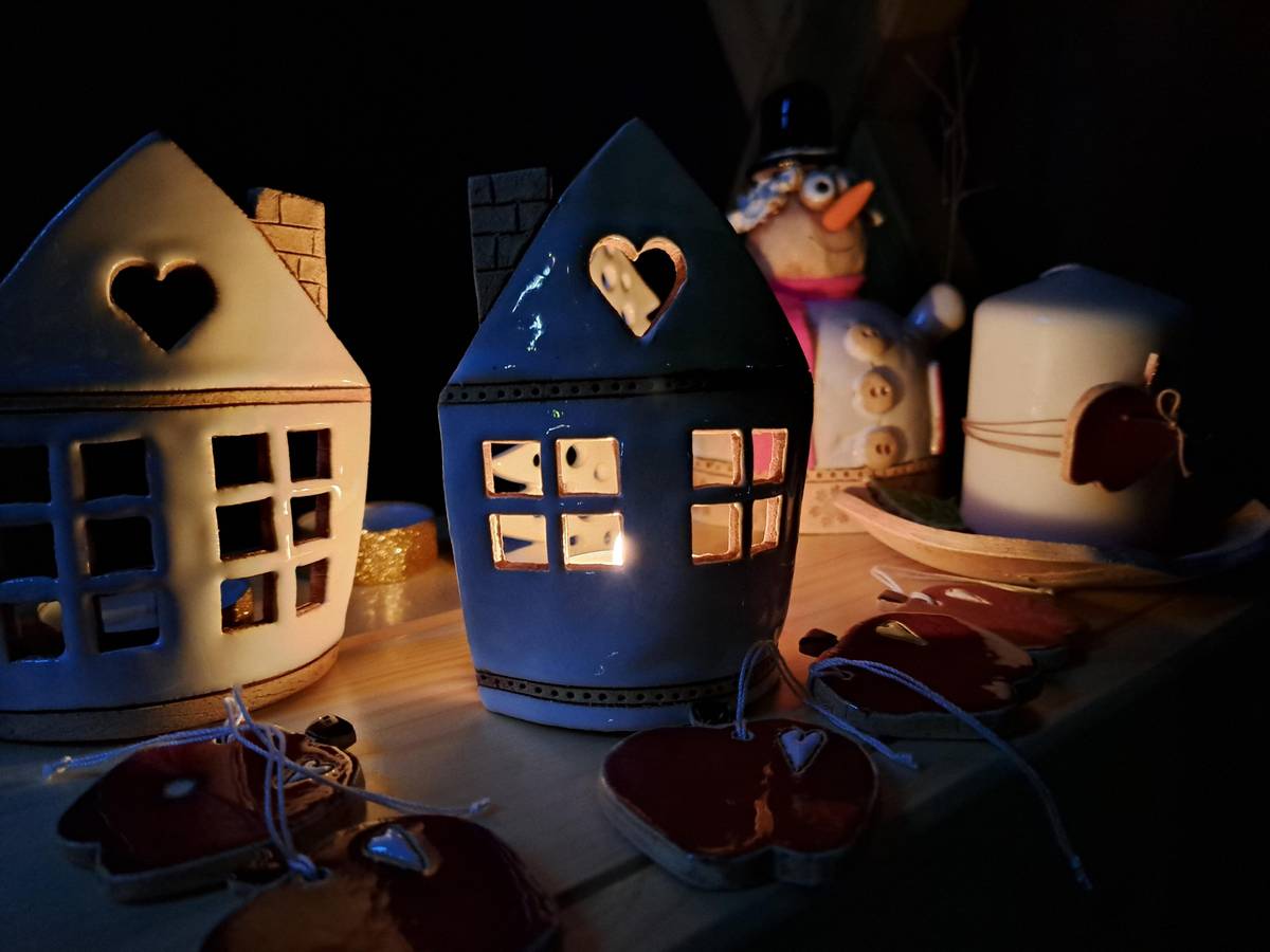 Charita Hlučín srdečně zve na tradiční adventní jarmark, který se uskuteční v úterý 9. prosince 2025 od 14 do 18 hodin v Charitním Domově sv. Mikuláše v Ludgeřovicích.   Návštěvníci se mohou těšit na pestrou nabídku krásných vánočních dekorací, dárků a rukodělných výrobků. Chybět nebudou ani výrobky, které s láskou vytvořili klienti Sociálně terapeutické dílny. Tuto dílnu navštěvují lidé s mentálním znevýhodněním, mezi nimiž jsou z velké části i obyvatelé Hlučína. Díky této službě mohou rozvíjet své pracovní dovednosti, tvořivost i sebevědomí, zažívat radost z vlastní práce a zároveň se zapojovat do běžného života komunity. Činnost dílny dlouhodobě podporuje město Hlučín, za což mu patří velké poděkování.   Přijďte si užít předvánoční atmosféru, podpořit dobrou věc a odnést si domů originální dárek, který potěší nejen vás, ale i ty, kteří jej s nadšením vytvořili.   #hlucin #mestohlucin #charitahlucin #vanocnidekorace #adventnivyrobky