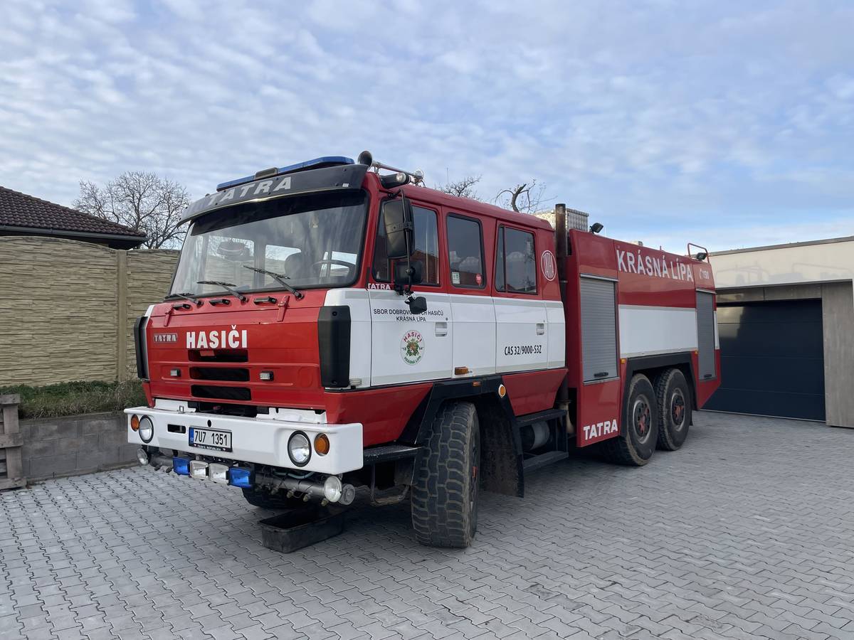 Vážení spoluobčané, dovolujeme si Vás touto cestou informovat o důležitém kroku, ke kterému jsme se jako zřizovatelé Jednotky sboru dobrovolných hasičů (JSDH) Jeníkovice po zralé úvaze, pečlivé analýze technického stavu naší požární techniky a finančních možnostech rozhodly. Zákonné povinnosti obce Obec má podle § 29 zákona o požární ochraně mj. povinnost: • zřizovat a udržovat akceschopnou jednotku sboru dobrovolných hasičů, • zabezpečovat její materiální a finanční potřeby, • zajišťovat zdroje vody pro hašení požárů a jejich trvalou použitelnost, • organizovat preventivně výchovnou činnost a vydávat požární řád obce. Plnění těchto úkolů vyžaduje moderní a spolehlivou techniku. Pořízení nové CAS značky TATRA je tedy nejen věcně odůvodněné, ale i nutné pro splnění zákonných povinností. Proč musíme obměnit naši techniku 1.   CAS LIAZ 706 RTHP – věrně nám sloužila více než dvě desetiletí. Bohužel již nesplňuje současné požadavky na bezpečnost a spolehlivost a náhradní díly a servis jsou obtížně dostupné. 2.   CAS LIAZ K25 – vozidlo, které jsme převodem zdarma získali od města Třebechovice pod Orebem a které mělo původně nahradit naši dosavadní CAS LIAZ 706 RTHP, se po odborné prohlídce ukázalo být v natolik špatném technickém stavu, že generální oprava byla oceněna na 1,1 mil. Kč. Taková investice by byla nerentabilní a ani po ní bychom nezískali stroj splňující moderní požadavky. Řešení – pořízení CAS TATRA 815 od města Krásná Lípa Po pečlivém zvážení jsme přijali nabídku města Krásná Lípa na odkup modernější cisternové automobilové stříkačky značky TATRA. Tento krok přináší celou řadu výhod: • Spolehlivost a česká kvalita – TATRA je tradiční domácí výrobce s vynikající servisní sítí a dostupnými náhradními díly. • Vysoká průchodnost terénem – podvozková koncepce Tatra dovoluje nasazení i v těžko přístupných lokalitách, což je v našem kopcovitém okolí zásadní. • Vyšší kapacita vody – díky nádrži s 9000 l vody dokážeme déle zasahovat bez nutnosti doplňování a lépe pokrýt obce i bez hydrantové sítě. • Modernější čerpadlo a uložení vybavení – rychlejší a efektivnější zásah zkracuje dobu nutnou k lokalizaci požáru a zvyšuje bezpečnost všech zúčastněných. • Úspora nákladů – namísto nákladné opravy starší techniky získáme dlouhodobě udržitelný a provozně levnější stroj. Zákonný rámec požární ochrany Požární ochrana je upravena zákonem č. 133/1985 Sb., o požární ochraně, zejména: • § 29 – Obec a obecní úřad: ukládá obci povinnost vytvářet podmínky pro hašení požárů, zřizovat a vybavovat jednotku sboru dobrovolných hasičů a zabezpečit její akceschopnost. • § 70 – Základní úkoly jednotek požární ochrany: vymezuje, že jednotka musí mimo jiné provádět požární zásahy, záchranné práce a likvidaci následků mimořádných událostí.<+ Pořízení nové CAS Tatra je tedy nejen technickým, ale i zákonným krokem, kterým obec Jeníkovice plní svou povinnost zajistit obyvatelům účinnou požární ochranu. Financování Část prostředků pokryje odprodej stávající techniky (LIAZ 706 RTHP, LIAZ K25, TATRA 815 CAP – získaná převodem od AČR), zbytek hradíme z rozpočtu obce. Nové možnosti spolupráce S potěšením oznamujeme, že od roku 2026 bude naše jednotka za úplatu zajišťovat požární ochranu pro obec Vysoký Újezd, která v současné době nemá hydrantovou síť. Nová CAS značky TATRA nám umožní spolehlivě dopravit dostatečné množství vody i do této lokality a zvýšit tak bezpečnost jejích obyvatel. Poděkování Děkujeme zastupitelům města Krásná Lípa a JSDH Krásná Lípa za vstřícné jednání, všem občanům obce Jeníkovice za dlouhodobou podporu a našim členům JSDH Jeníkovice za obětavou práci. Věříme, 