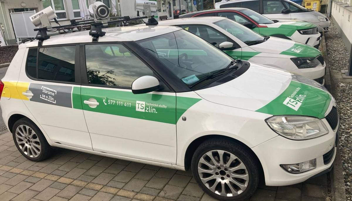 Zlín – Na Nový rok se ve zlínských ulicích objeví nové kamerové vozidlo, které bude automaticky ověřovat zaparkovaná auta na placených parkovištích. Novinka Technických služeb Zlín má zjednodušit kontrolu parkování a přispět k lepší dostupnosti volných míst. Systém má přinést efektivnější dohled, ušetřit čas městské policii a zároveň zvýšit spravedlnost v parkování.