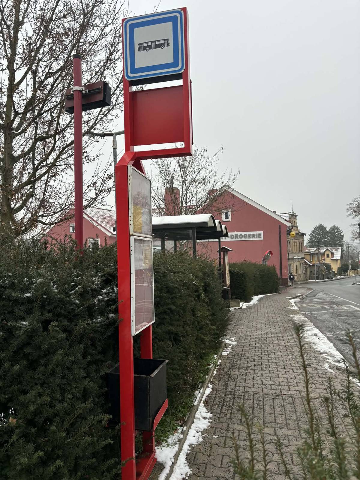 Vážení občané,  od 1. prosince dojde k drobným změnám v jízdním řádu linky 312, který už teď najdete na webech Pražské integrované dopravy nebo Dopravního podniku.  Mění se především dopolední odjezdy z Bořislavky do Tuchoměřic. Nově už nepojede od metra Bořislavka linka 312 vždy v půl (např. 9.30, 10.30...) ale pět minut po celé (tedy 9.05, 10.05).  Je to změna, o níž nás požádal sám Dopravní podnik. V příštím roce by měly vyjet na linku 312 nové elektrobusy, které postupně nahradí stávající autobusy. Dopolední jízdní řád proto bylo potřeba upravit, aby měly na Bořislavce elektrobusy potřebný čas na dobíjení.  Drobné změny si pak můžete všimnout od 1. prosince také ráno u dvou spojů z Tuchoměřic do Prahy.  S přáním krásného dne Váš OÚ