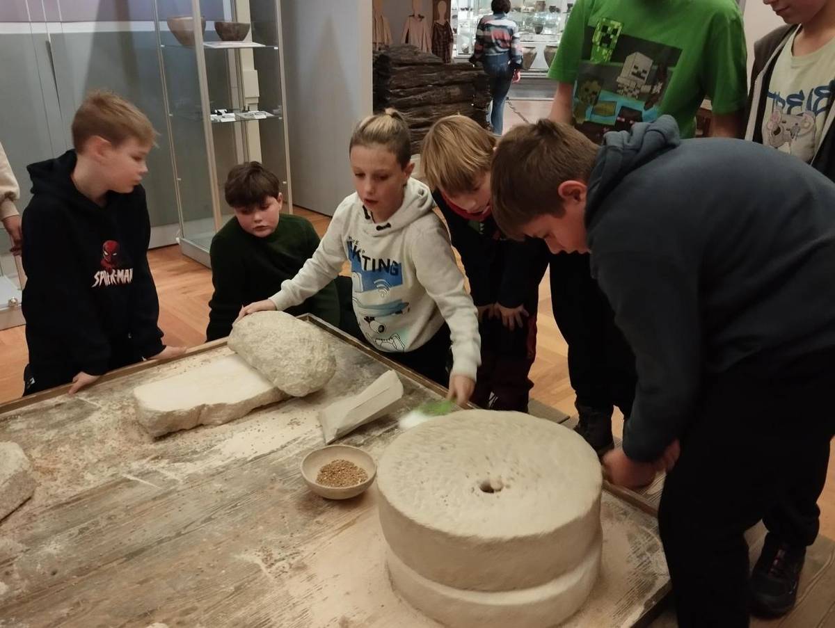 Žáci V. A vyrazili na vlastivědnou exkurzi do  Západočeského muzea v Plzni, kde si prakticky i názorně rozšířili své znalosti o pravěku.