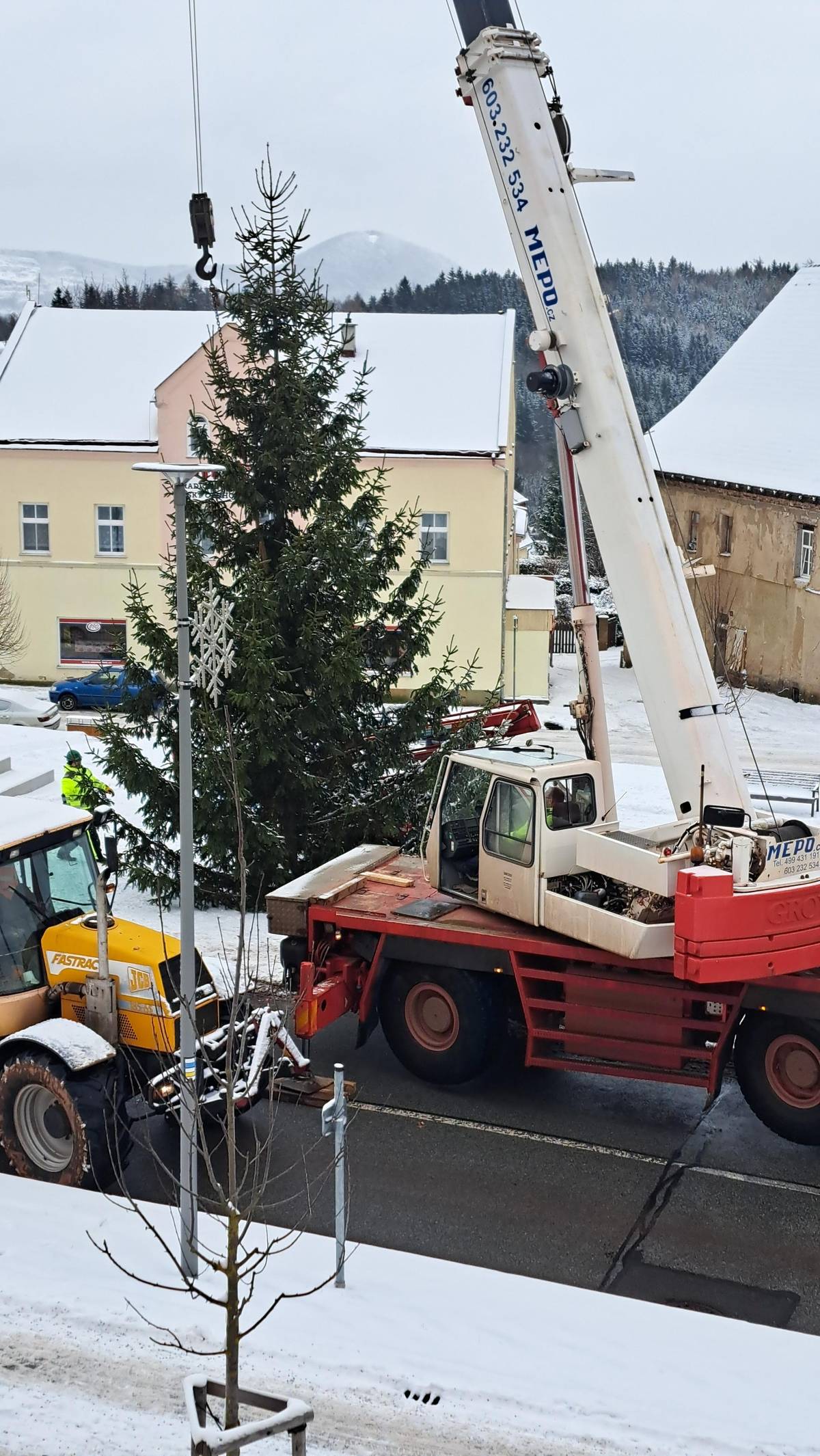 I přes komplikace s příjezdem jeřábu způsobené sněhem, se dnes instaluje vánoční smrk na své místo na Rýchorském náměstí. Technické služby ho ještě vánočně vyzdobí a v neděli od 17:00 hodin se na vás všechny budeme těšit při slavnostním rozsvícení. Opět nám zazpívají děti z Mateřské školy a Základní umělecké školy, chybět nebude občerstvení a před městským úřadem je pro vás připravená vánoční světelná show.