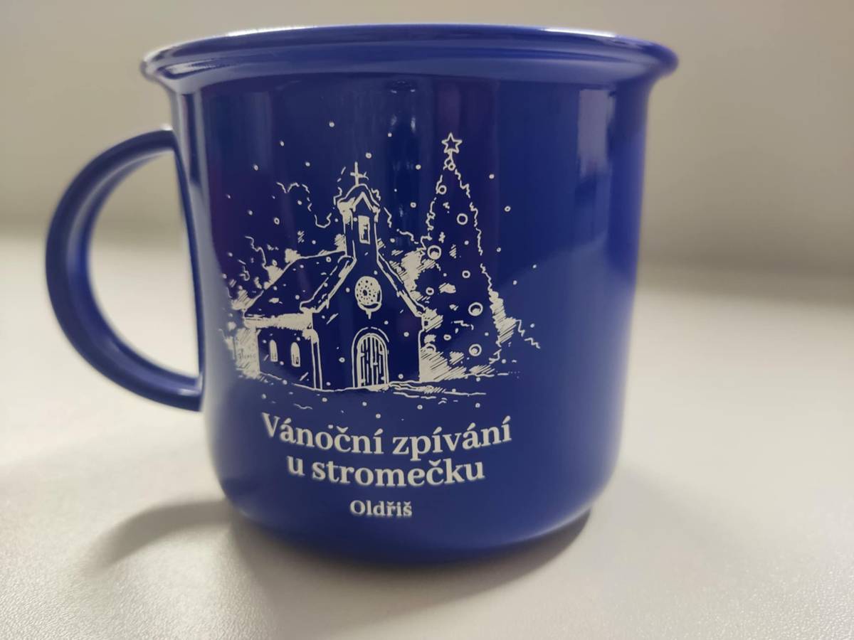 Oldřišáci, máme pro vás překvapení! K letošnímu „Zpívání u stromečku“ a ke všem dalším v následujících letech, si můžete dopřát tradiční svařáček nebo čajíček ve svém vlastním hrnečku. Hrnečky jsou vyrobeny speciálně pro tuto příležitost a dají se zakoupit pouze u nás na úřadě (na internetu je nehledejte). Je to objem 270 ml, porcelán vzhledem připomínající plecháček. K dostání budou po 9. 12. a jejich cena je 220,-/ks. Objednávat můžete již nyní na email: ucetni.oldris@email.cz nebo SMS na telefonu 702/120 281.