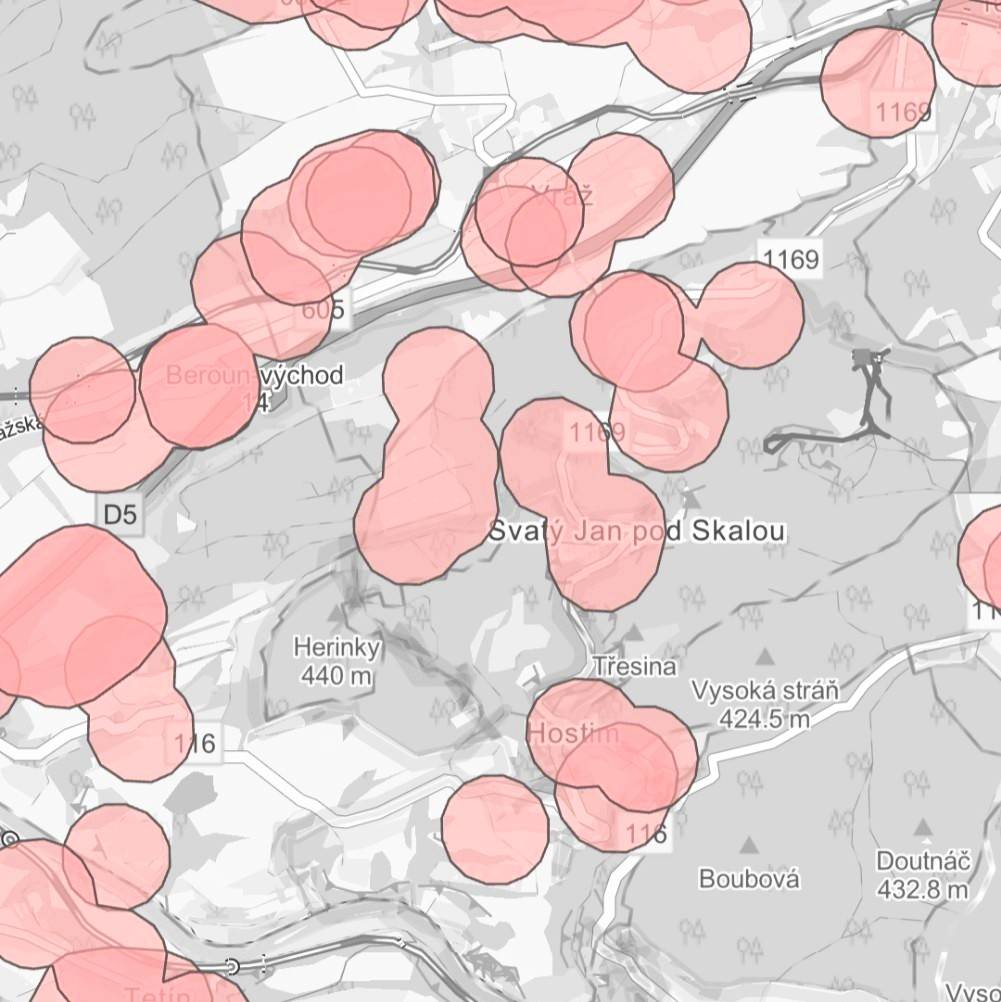 Od 1. 12. 2025 je zakázán prodej pyrotechnických výrobků kategorií vyšších než F1 (tedy např. petardy, rakety, ohňostroje) mimo klasické kamenné prodejny — prodej ve stáncích a na trzích končí. Jsou také přesně definovány zóny, kde se pyrotechnika nesmí používat.