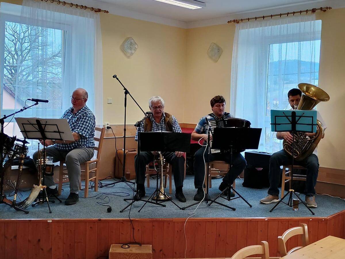 Na tradičním výročním setkání v Sedlišti se sešli senioři z Vrčeně, Srb a Sedliště. Jako obvykle se o dobrou náladu starala kapela. A všem určitě chutnalo.