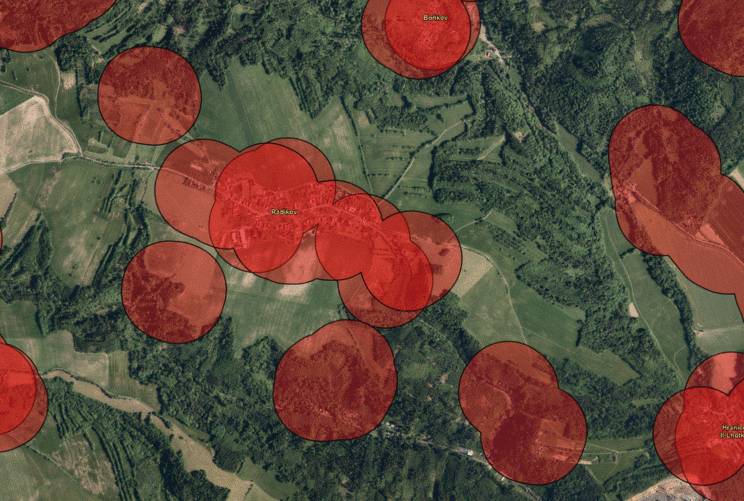 Od 1.prosince 2025 platí zákaz používání pyrotechniky    1. prosince 2025 nabývá účinnosti zákon č. 344/2025 Sb., kterým se mění zákon č. 206/2015 Sb., o pyrotechnických výrobcích a zacházení s nimi a o změně některých zákonů (zákon o pyrotechnice), ve znění pozdějších předpisů, a další související zákony. Je zakázáno zacházet s pyrotechnickými výrobky s výjimkou kategorie F1 podle § 35b zákona č. 344/2025 Sb., kterým se mění zákon č. 206/2015 Sb., o pyrotechnických výrobcích a zacházení s nimi a o změně některých zákonů (zákon o pyrotechnice), ve znění pozdějších předpisů, a další související zákony. § 35b zákona č. 206/2015 Sb. o pyrotechnických výrobcích a zacházení s nimi a o změně některých zákonů (zákon o pyrotechnice) – znění od 01. 12. 2025   Zacházet s pyrotechnickými výrobky s výjimkou kategorie F1, pokud jde o jejich odpalování, a dále jejich užívání k provádění ohňostrojných prací nebo ohňostrojů, je zakázáno ve vzdálenosti do 250 m nebo, stanoví-li návod k použití větší bezpečnou vzdálenost, do této vzdálenosti od  stavby zařízení poskytujícího zdravotní lůžkovou péči, domova pro seniory, domova pro osoby se zdravotním postižením, domova se zvláštním režimem, denního stacionáře, týdenního stacionáře nebo centra denních služeb, pozemku, na němž je provozován útulek, záchranná stanice, záchranné centrum nebo zoologická zahrada, nebo objektu evidovaného v evidenci hospodářství podle objektů určených k chovu evidovaných zvířat vedené podle zákona o zemědělství.        Mapová aplikace k zobrazení zón s omezeným používáním pyrotechniky  (Ministerstvo zemědělství)  Kde je zakázáno používat ohňostroje  (Pozemkov)     Pyrotechnické výrobky kategorie F1 podle § 35b zákona č. 344/2025 Sb. - Jedná se obvykle o velmi základní, málo hlučné a relativně bezpečné pyrotechnické výrobky — např. drobné „prskavky“, světelné efekty,  které nejsou ohňostrojem, neprodukují silné výbuchy, rány nebo velký hluk.