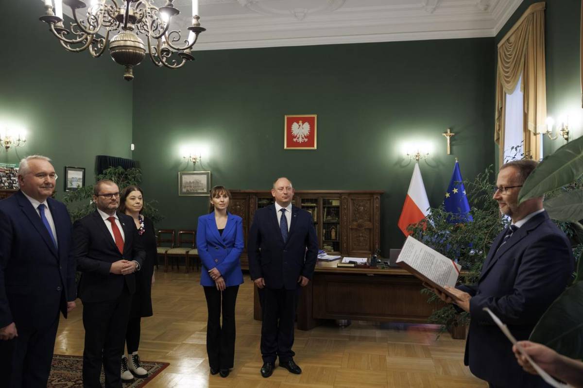 Vo štvrtok 20. novembra sa mestu Turzovka a jeho vedeniu dostalo významného medzinárodného uznania. Primátor mesta Ľubomír Golis si v poľskom Krakove slávnostne prevzal jedno z najvyšších tamojších štátnych vyznamenaní – Zlatý kríž za zásluhy.