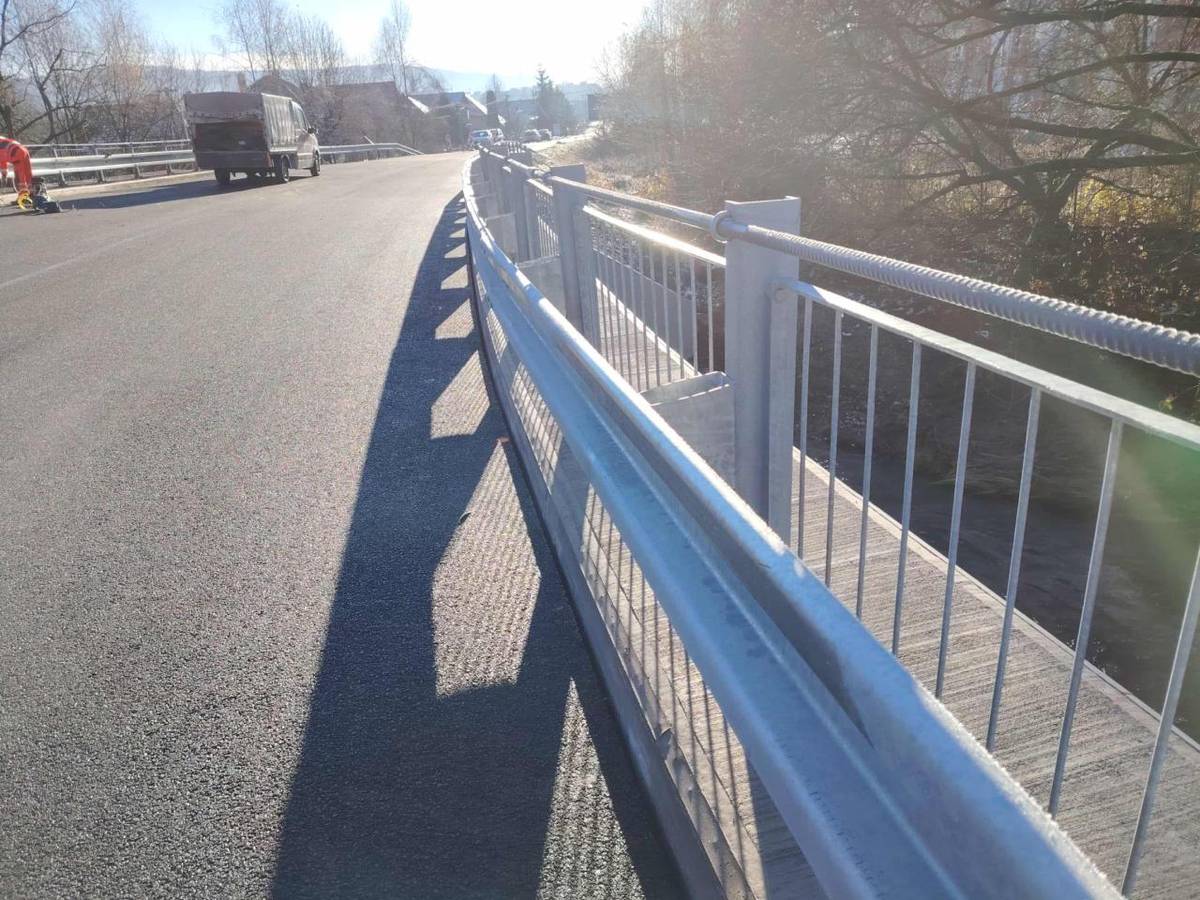 Hnúšťa, 28.11.2025 - Mesto Hnúšťa oznamuje obyvateľom a všetkým účastníkom cestnej premávky, že od pondelka 1.12.2025 je most na ceste II/526 v smere na Klenovec oficiálne sprejazdnený. Hlavné stavebné práce sú ukončené a most je pripravený na riadne užívanie.