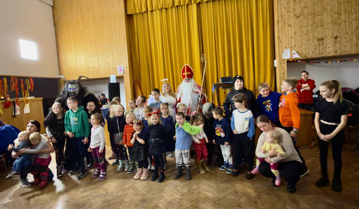 Včera proběhla Mikulášská nadílka. Na sále v dolní hospodě se nás sešlo tolik,že nestačiily ani stoly , ani židle. Učást byla opravdu hojná, zábava skvělá. Děkujeme,že jste přišli. Dnes si můžete užít rozsvícení Vánočního stromečku u obecního úřadu od 17:00. Příští týden si můžete zopakovat Mikulášskou nadílku, kterou pořádají provozovatelé horní hospody.