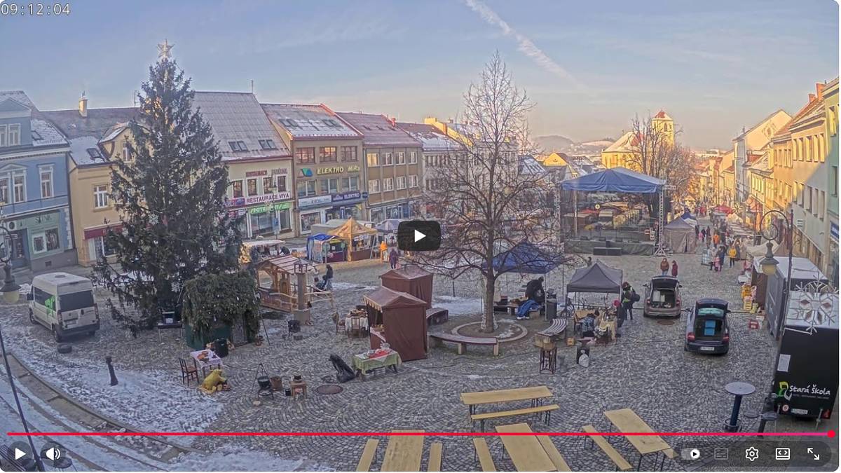 Dnes v pátek 28. 11. 2025 v 18:00 společně rozsvítíme vánoční strom na Masarykově náměstí. Pokud se nemůžete přijít podívat osobně, sledujte celé rozsvícení online přes naši kameru.