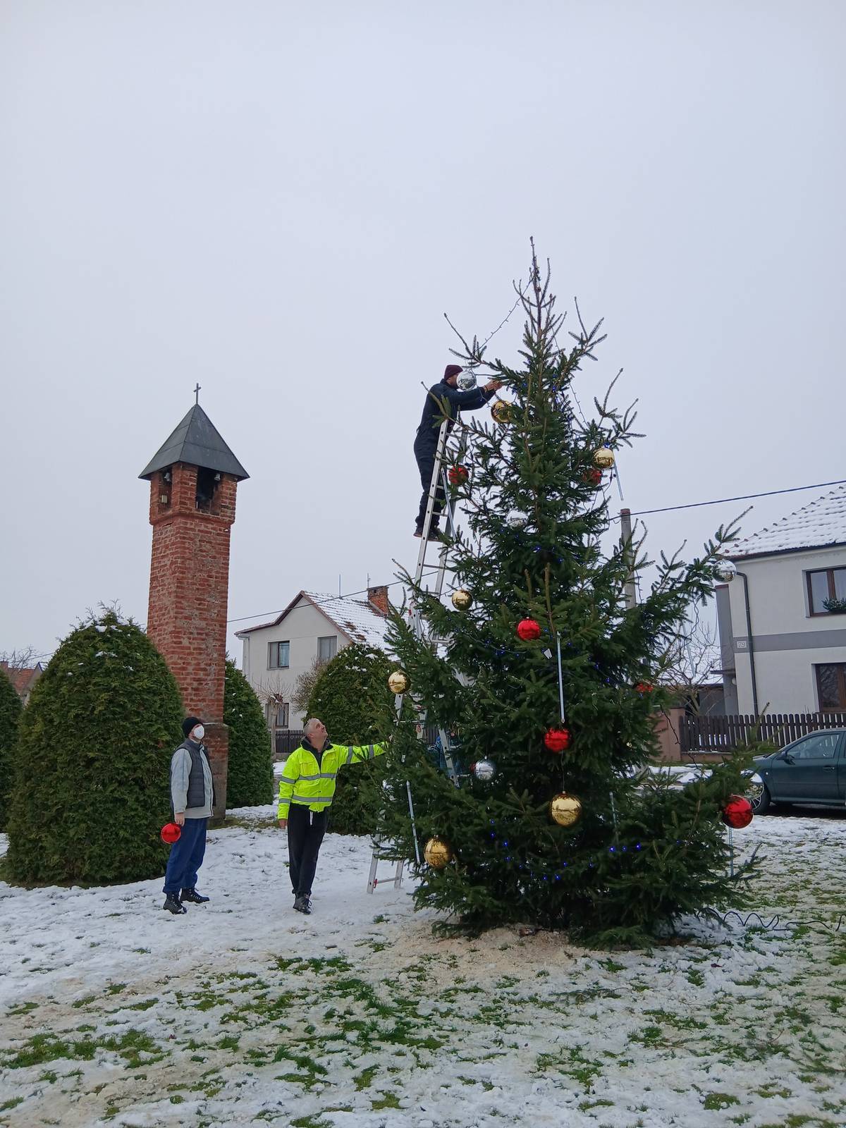 Dnes jsme vztyčili náš letošní vánoční smrk u zvoničky. Pomohli hasiči, tatínkové a všichni, kteří chtěli pomoci. Strom darovala paní Boženka Křížová, které moc  děkujeme. Poděkování za technickou pomoc Martinu Hanušovi, Šandovým za podporu a všem, kdo přišli. Přikládám pár snímků z akce...