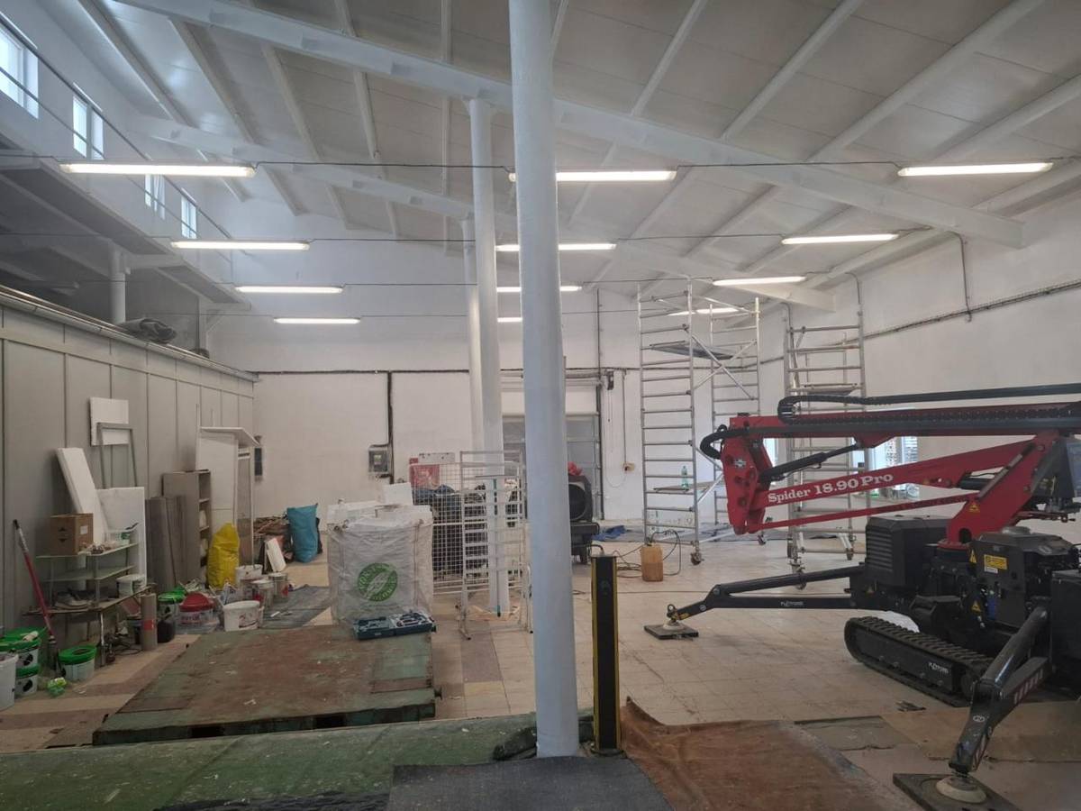 Po výměně střešního pláště z plechu za sendvičový-zateplený na našem Sběrném dvoře, je nyní celá hala natírána a malována.