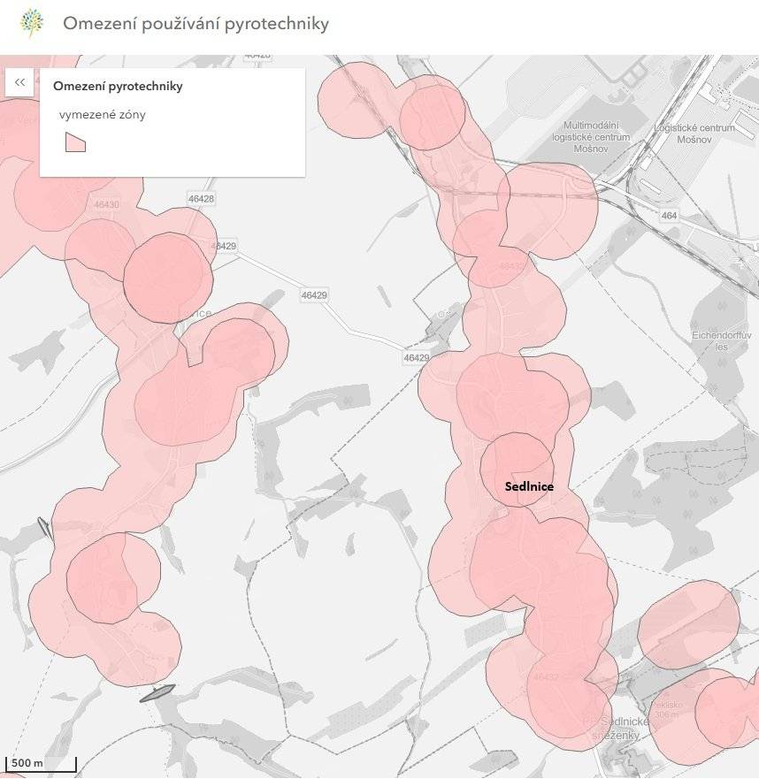 Omezení používání pyrotechniky od 1.12.2025 Od 1. prosince 2025 nabývá účinnosti zákon č. 344/2025 Sb., o pyrotechnických výrobcích a zacházení s nimi. Součástí novely je vymezení tzv. ochranných zón, ve kterých je zakázáno zacházet s pyrotechnickými výrobky s výjimkou kategorie F1 (např. prskavky, bouchací kuličky, menší fontánky). Ministerstvo zemědělství zveřejnilo celostátní mapu, která tato ochranná pásma zobrazuje: https://agrigis.gov.cz/portal/apps/instant/basic/index.html?appid=ded81b51ac6e4ea1b071ef28122f547b Děkujeme všem občanům za ohleduplnost a respektování nových pravidel.